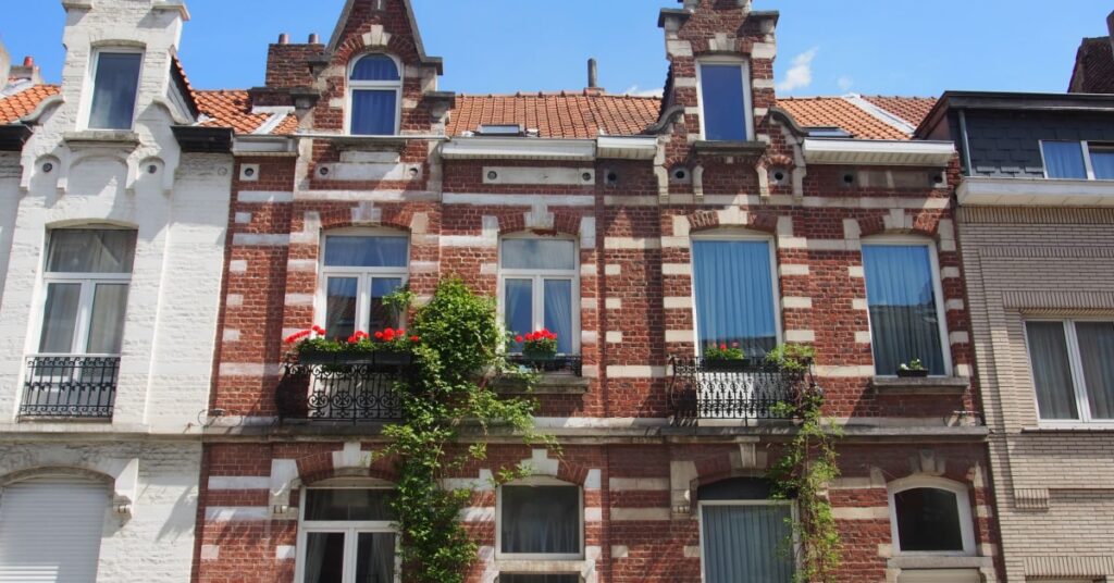 facade de maisons bruxelloise avec châssis en PVC blancs performants
