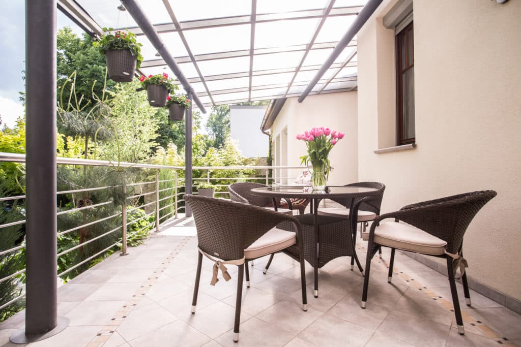 Une belle terrasse couverte moderne à tout prix