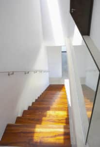 escalier en bois vernis