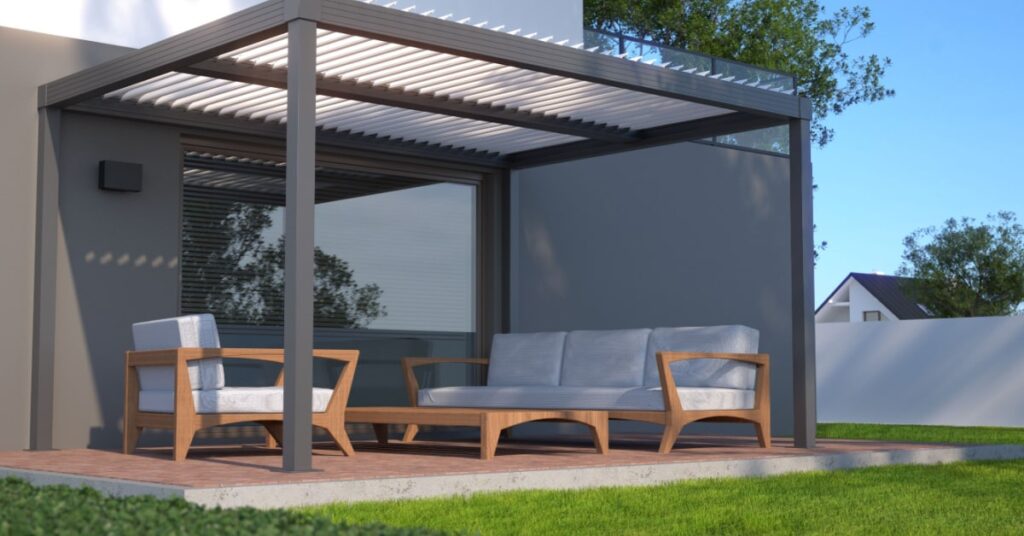 pergola en aluminium avec lames ajustables en fonction du soleil adossée à la façade d'une maison