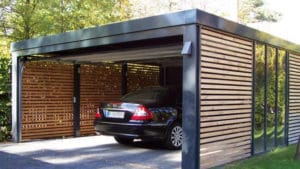 Voiture garée dans un carport