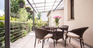 Terrasse couverte avec salon et table de jardin