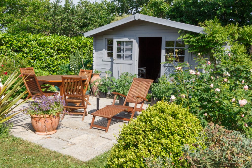 abri de jardin avec terrasse et meuble de jardin