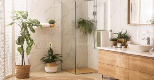 salle de bain moderne avec crédance en marbre dans les tons clairs et bois
