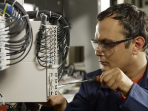 électricien agréé qui effectue une mise en conformité d'un tableau électrique et de l'installation de l'électricité