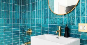 salle de bain tendance avec carrelage turquoise et éléments de robineterie en laiton doré