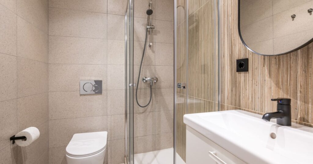 meuble d'une salle de bain avec rangement sous l'evier et douche italienne