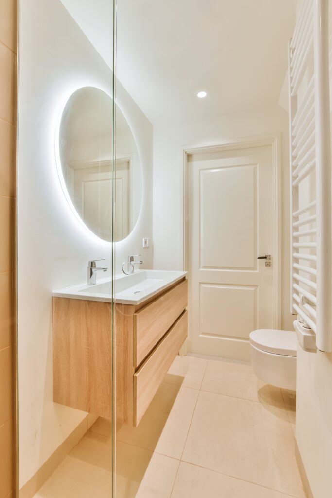 salle de bain avec toilette, douche italienne, vasque et grand miroir
