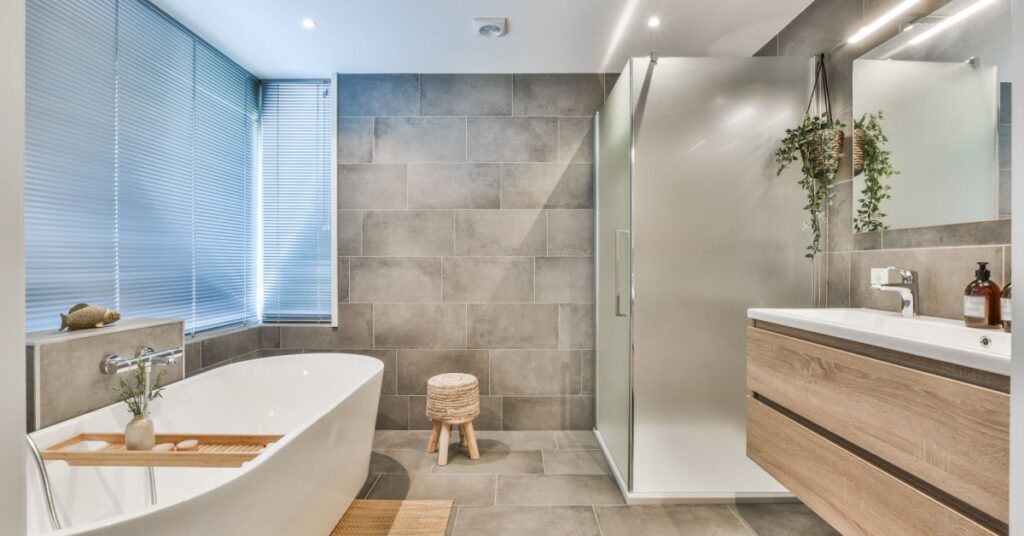 salle de bain moderne dans les tons beiges et blancs avec baignoire et douche italienne