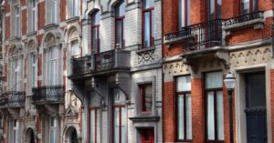 façade en briques bien rénovées dans une rue de Bruxelles