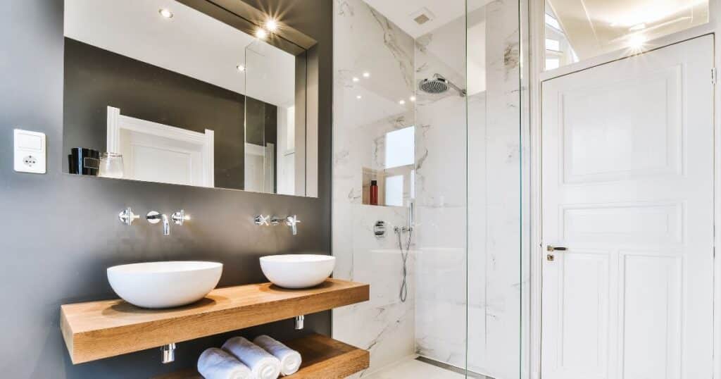 salle de douche design et moderne avec une douche aux parois vitrées transparentes