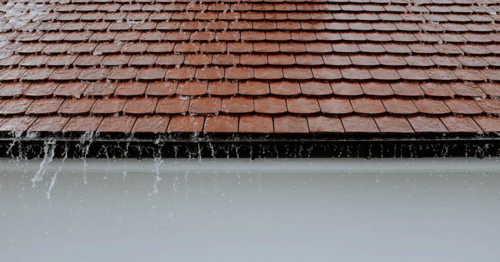 De l'eau de pluie qui coule sur la toiture inclinée