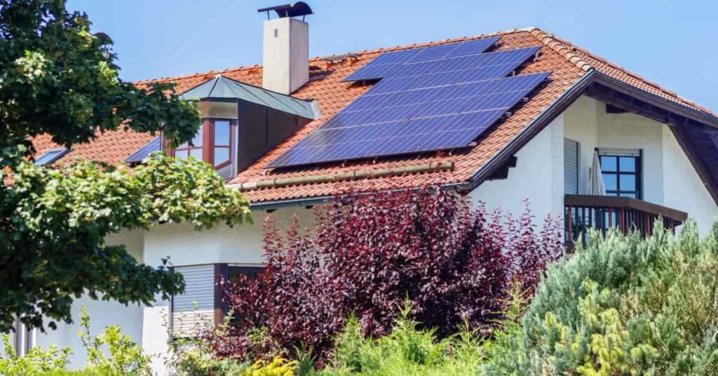 Panneaux solaire sur un toit incliné