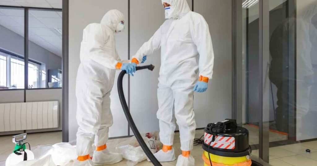 Personnes habillées avec des tenues jetables pour se protéger de l'amiante.