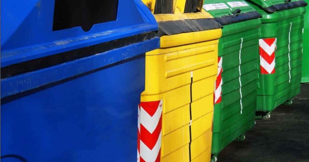 Conteneurs de couleurs différentes : bleu, jaune et vert