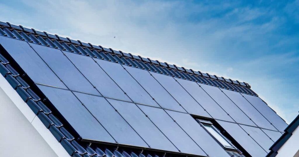 Panneaux solaires installés sur le toit d'une maison