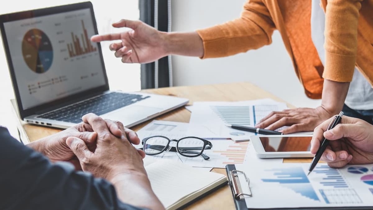 Professionnels discutant pour permettre de réaliser des économies d'argent