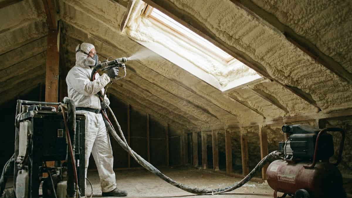 Projection de mousse polyuréthane pour isoler une toiture par l’intérieur.
