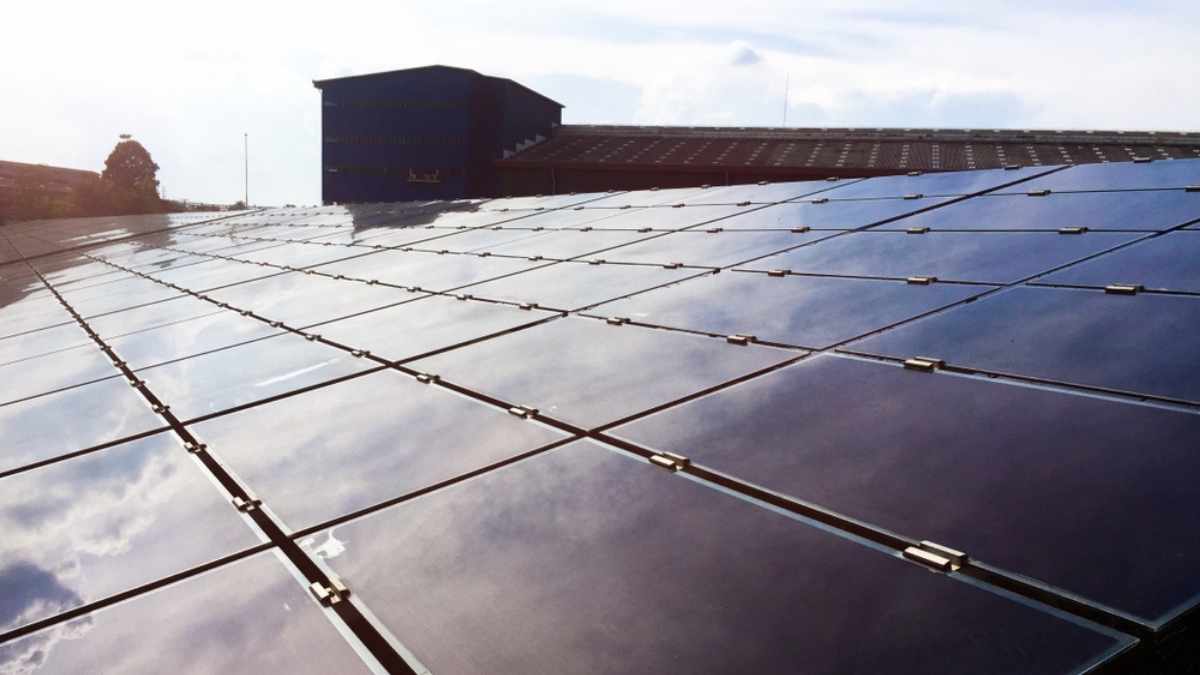 Panneaux solaires sur toiture inclinée