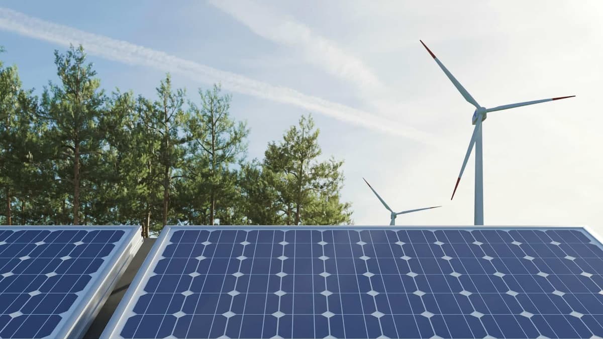 Panneaux solaires avec éolienne en arrière plan
