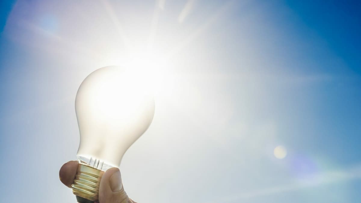 Ampoule en l'air qui représente l'énergie solaire pour les panneaux solaires
