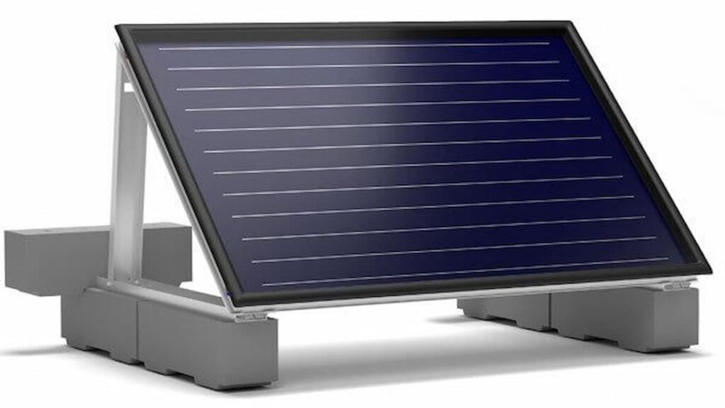 Un panneau solaire est posé sur un plot en béton, par-dessus un fond blanc.