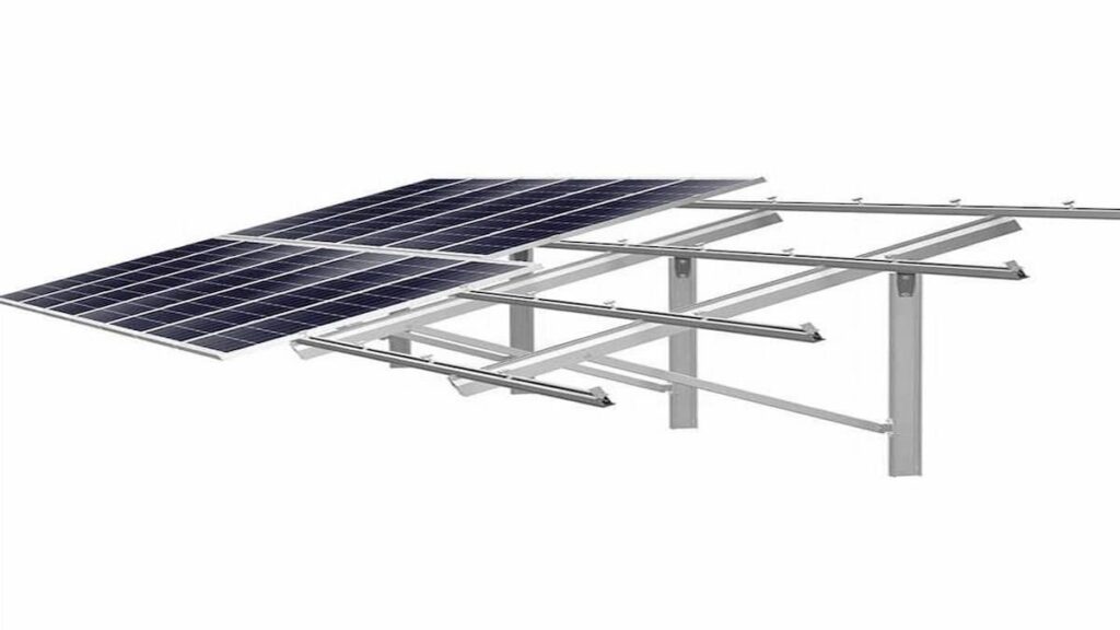 Un panneau solaire est posé sur une structure métallique, par§dessus un fond blanc.