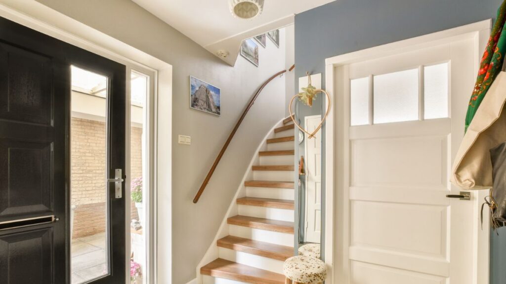 Hall d'entrée d'une maison avec cage d'escalier