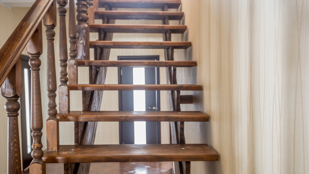 Vieux escalier en bois qui a besoin d'être peint