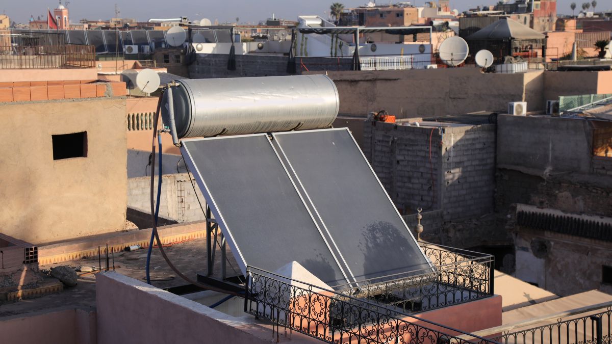 Deux panneaux pour chauffe-eau solaire sur un toit.